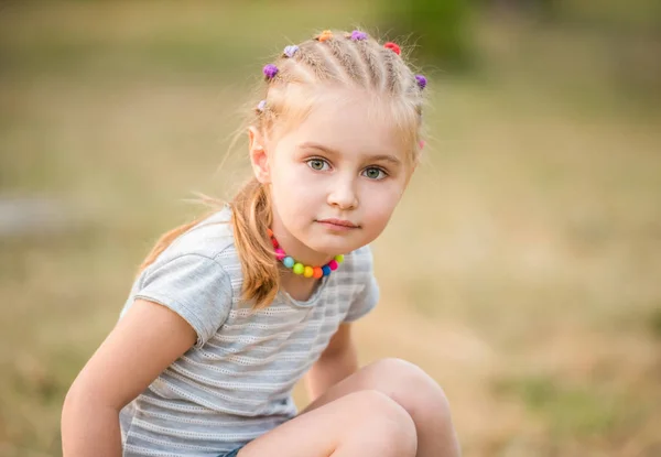 Το χαριτωμένο μικρό κορίτσι στο ξύλο το καλοκαίρι — Φωτογραφία Αρχείου