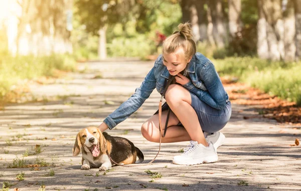 Chica rubia sentada con cachorro —  Fotos de Stock