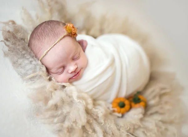 Pequeño bebé lindo durmiendo dulcemente —  Fotos de Stock
