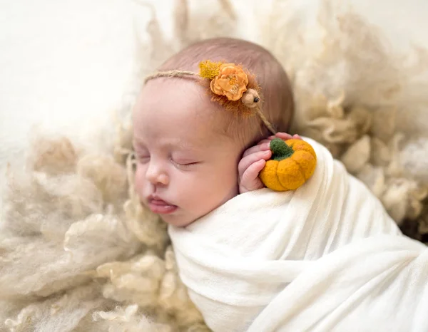 Pequeño bebé lindo durmiendo dulcemente —  Fotos de Stock