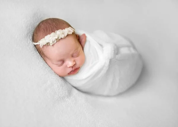 Pequeño bebé lindo durmiendo dulcemente — Foto de Stock