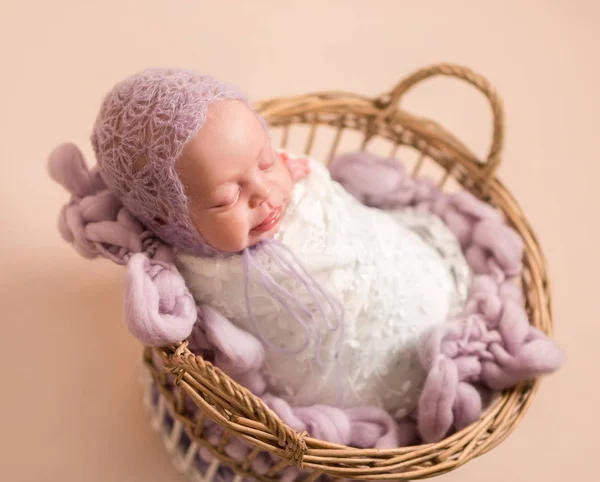 Petit Bébé Mignon Bonnet Violet Recouvert Une Couverture Blanche Dormant — Photo