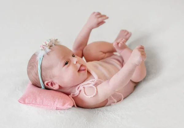 Pequeno bebê sorridente alegremente deitado — Fotografia de Stock