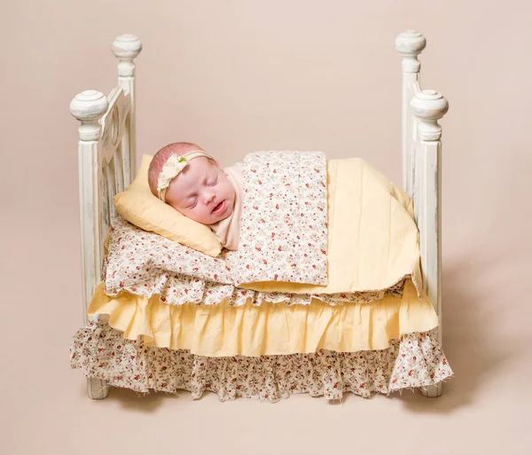 Pequeño bebé lindo durmiendo dulcemente — Foto de Stock