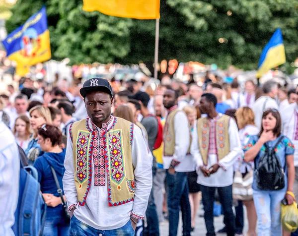 Charkov, Ukrajina - 17. května 2018: vyšívané košile dovolená v Charkově — Stock fotografie