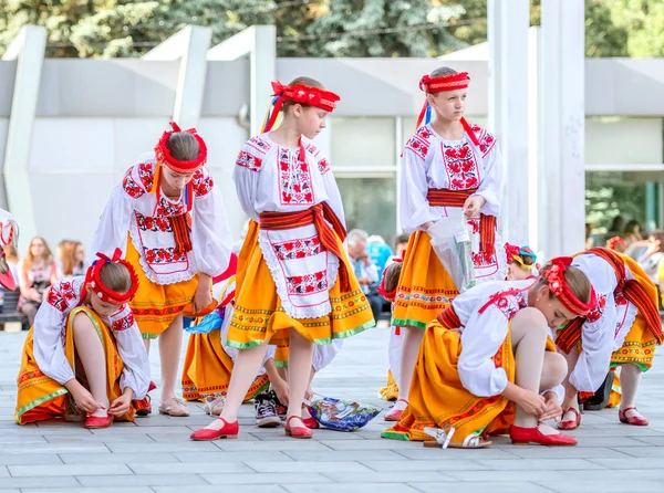 Kharkiv, Ucrania - 17 de mayo de 2018: vacaciones de camisa bordada en Kharkiv —  Fotos de Stock
