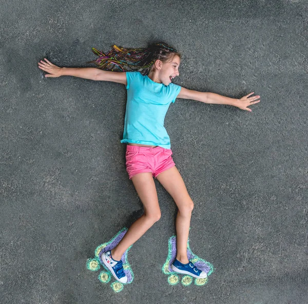 Menina doce em patins pintados com giz — Fotografia de Stock