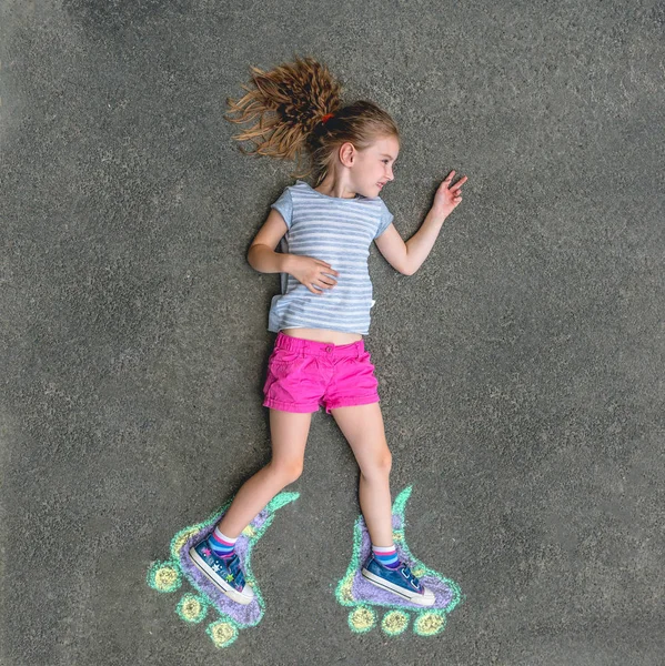 Menina doce em patins pintados com giz — Fotografia de Stock