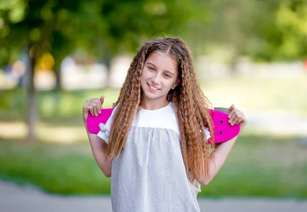 Teenager Mädchen hält ihr rosa Brett — Stockfoto