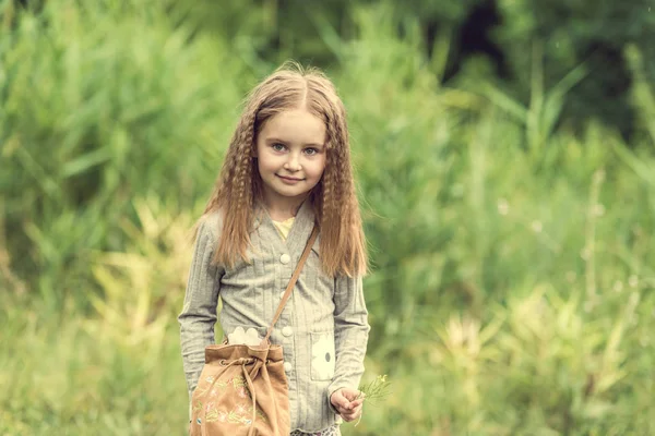 Schattig klein meisje loopt in de zomer — Stockfoto