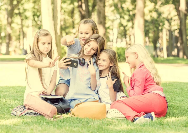 Beautiful teens taking cute friendly selfie — Stock Photo, Image