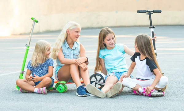 Little girls talk sitting on the ground — Stock Photo, Image