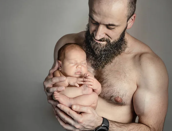 Babanın elinde ve onun erkek bebek bebek sarılma — Stok fotoğraf