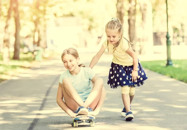 Dvě sestřičky s skateboard — Stock fotografie