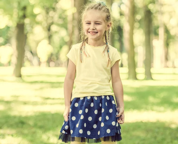 Carina bambina sorridente nel parco del mattino — Foto Stock