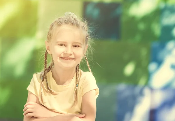 Mignonne petite fille souriant dans le parc du matin — Photo