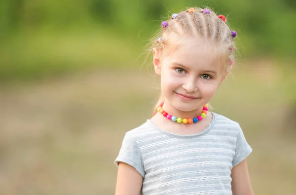 Porträt eines kleinen Mädchens in einem Sommerpark — Stockfoto