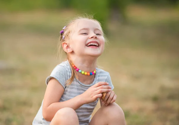 Leende liten flicka i en sommar park — Stockfoto