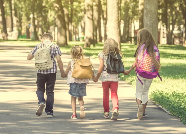 Piccoli alunni a piedi a casa da scuola — Foto Stock