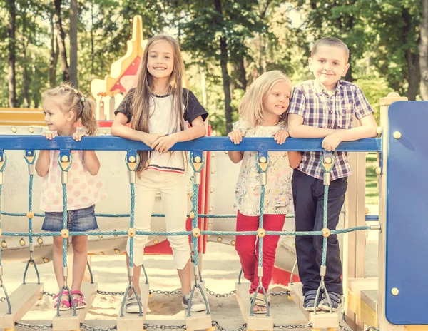 Bambine bionde sedute sul ponte del parco giochi — Foto Stock