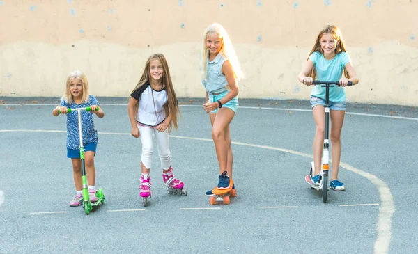 Улыбающиеся маленькие девочки готовятся к соревнованиям — стоковое фото