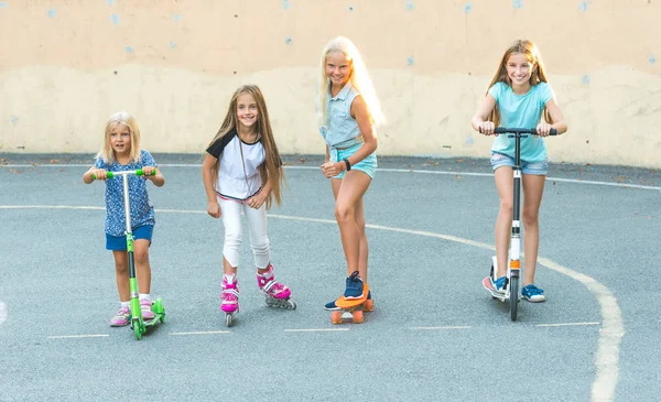 Niñas sonrientes preparándose para competir — Foto de Stock