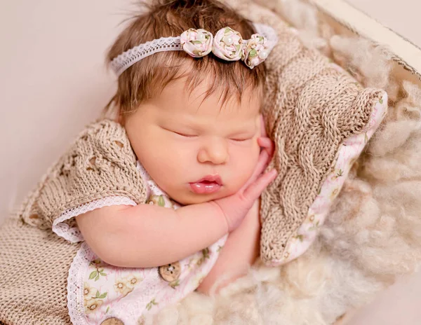 Bebê Bonito Gorro Malha Saia Dormindo Docemente Cobertor Luz — Fotografia de Stock
