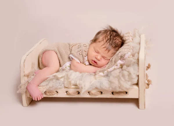 Söt liten baby som sover sött — Stockfoto