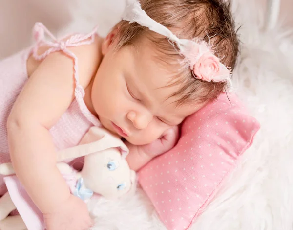 Bebé Bonito Terno Malha Rosa Dormindo Docemente Com Brinquedo Travesseiro — Fotografia de Stock