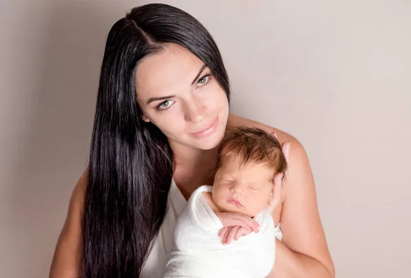 Moeder met kleine baby — Stockfoto