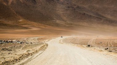 Bolivya çöl yolda sürme Jeep