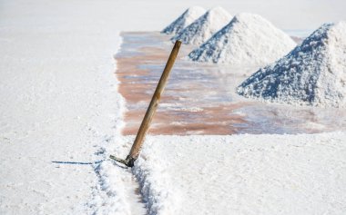 Salar de Uyuni Bolivya'daki güneş toplayan
