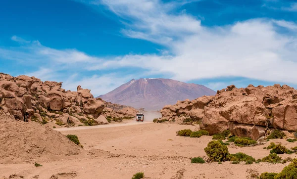 Jeep en desierto boliviano — Foto de Stock