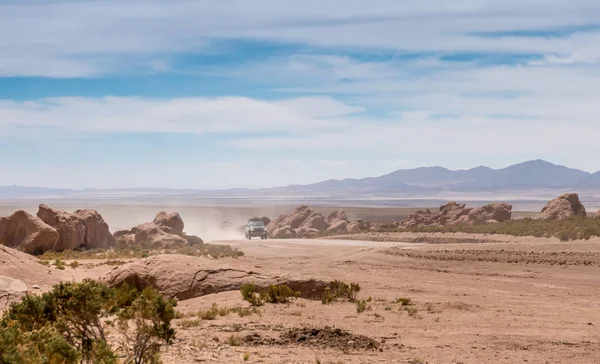 Jeep dans le désert bolivien — Photo