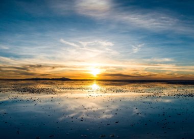 Salar de Uyuni üzerinde şaşırtıcı günbatımı manzara