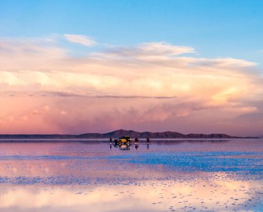 Bu araçlarda ile geniş Salar de Uyuni toplayan şaşırtıcı