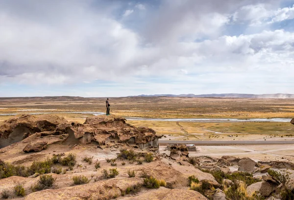 Чоловік, що стоїть на краю rocky горі в Болівії — стокове фото