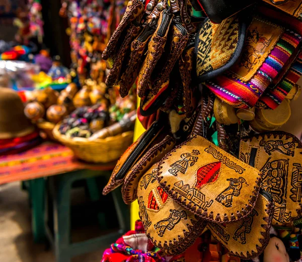 Verschillende handtassen van leder en stof op de souvenir winkel in Bolivia — Stockfoto