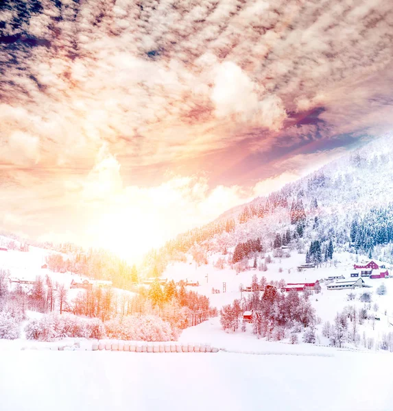 Landschaft des norwegischen Winterdorfes — Stockfoto