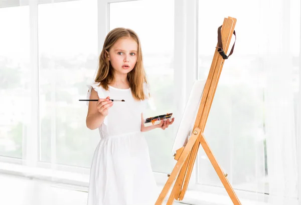 Retrato de menina surpreendida pintando um quadro — Fotografia de Stock