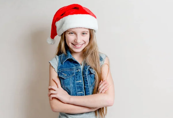 Menina bonito em santa claus chapéu com braços cruzados — Fotografia de Stock