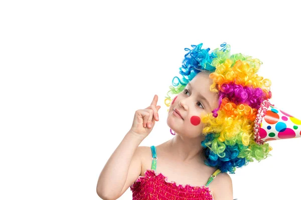 Divertente bambina in parrucca multicolore — Foto Stock