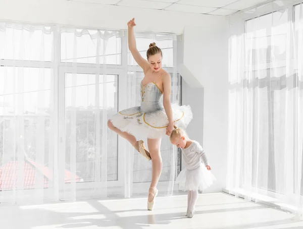 Giovane splendida ballerina con la sua piccola figlia che balla in studio — Foto Stock