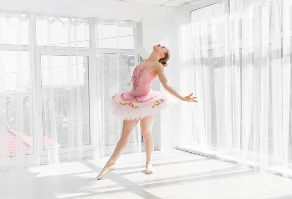 Elegante ballerina in tutù rosa che pratica e sorride — Foto Stock