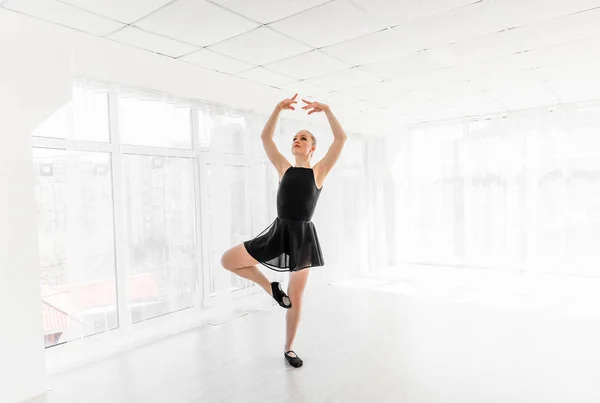 Молодая балерина, практикующая балетные движения — стоковое фото