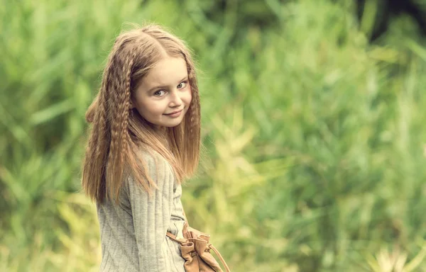 Schattig klein meisje loopt in de zomer — Stockfoto
