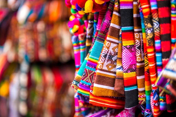 Primer plano de bolsos de rayas ligeras en la tienda de souvenirs en Bolivia —  Fotos de Stock