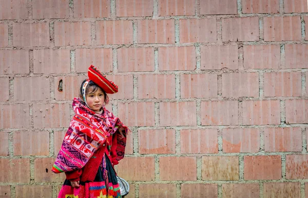 Niña con ropa nacional — Foto de Stock