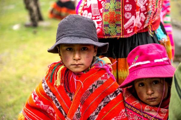 Petits enfants en vêtements nationaux lumineux — Photo