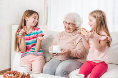 Büyük-büyükannesi granddaughters ile